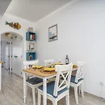 Seaside Charm Flat W/ Balcony By Hostwise Lejlighed