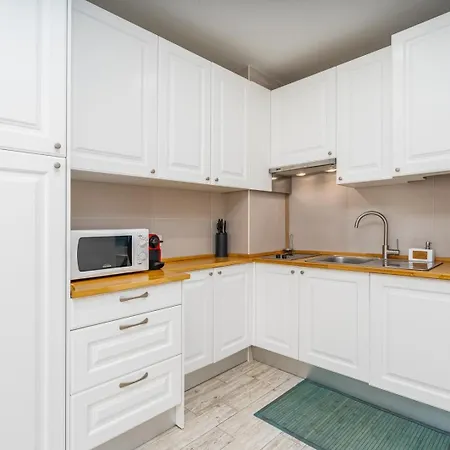 Seaside Charm Flat W/ Balcony By Hostwise Appartement