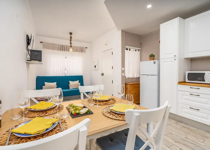 Apartman Seaside Charm Flat W/ Balcony By Hostwise *