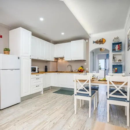 Seaside Charm Flat W/ Balcony By Hostwise Appartamento