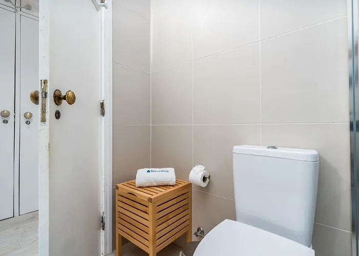 Seaside Charm Flat W/ Balcony By Hostwise *