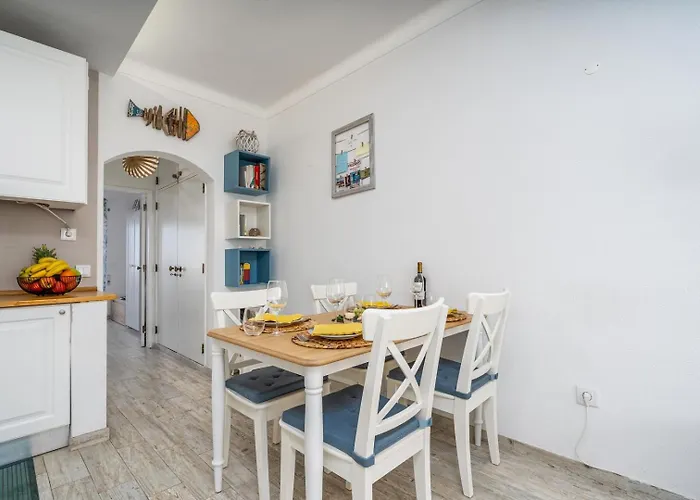 Seaside Charm Flat W/ Balcony By Hostwise Appartamento